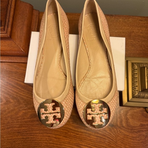 Tory Burch Reva Flat Beige/Cream Polka Dot Snake Spring Dune w/Gold Size 7 $248 - Picture 9 of 11